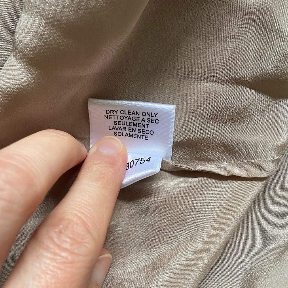 BCBG MAXAZRIA skirt size 4 
Used in good condition 
See pictures for details - Picture 7 of 10